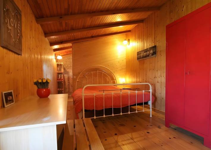 Chambre d’hôtes La Régordane : vue montagne, piscine et terrasses partagées in Solignac-sur-Loire, Haute-Loire