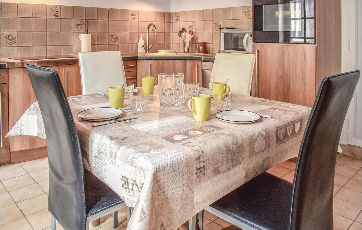 Appartement confortable de 2 chambres à coucher avec Internet et grill près du centre ville in Sainte-Mère-Église, Région de Cherbourg