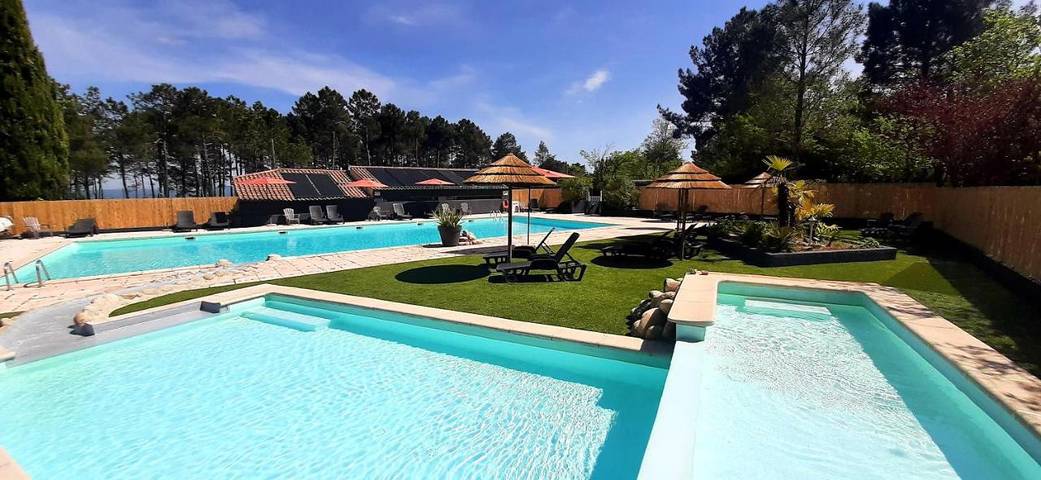 Camping pour 4 personnes, avec bassin pour enfant ainsi que piscine et terrasse