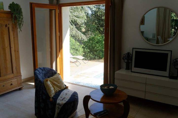 Gîte pour 2 personnes, avec vue ainsi que jardin et piscine à Saint-Siffret - 4