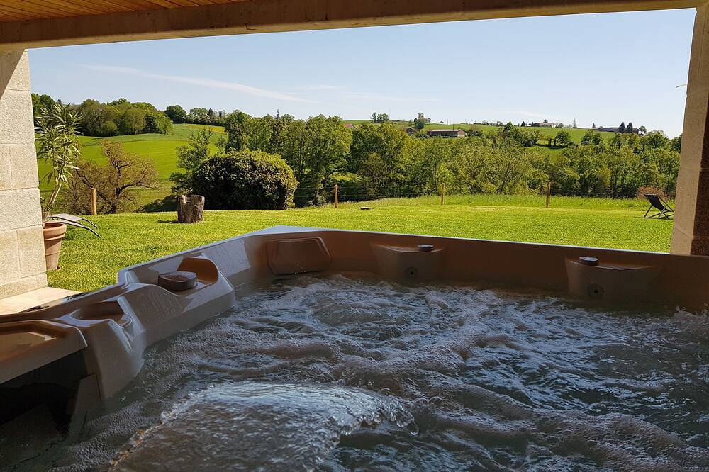 Gîte Cocooning, la nature à vos pieds ! **** L'Oustal d'André Cantal in Leynhac, Région d'Aurillac