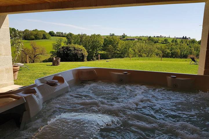 Gîte pour 4 personnes, avec Jacuzzi et Terrasse ainsi que Jardin et Sauna