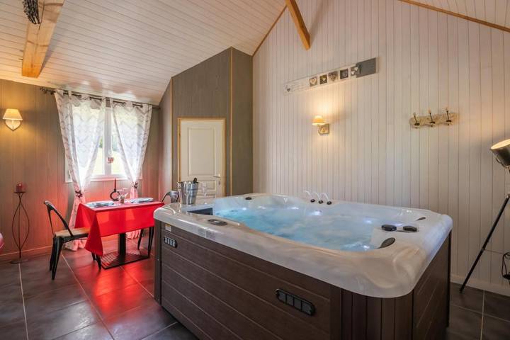 Chambre d’hôte pour 2 personnes, avec Balcon et Jacuzzi ainsi que Terrasse et Jardin