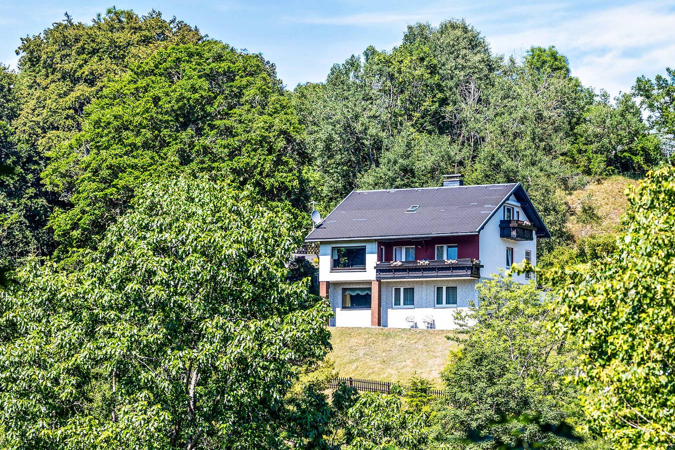 Geheel appartement, Appartement 'Haus Am Osterkopf' met uitzicht op de bergen, een eigen terras en een eigen tuin in Usseln, Willingen