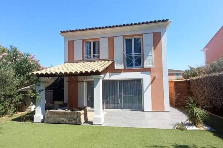 Villa pour 6 personnes, avec piscine ainsi que terrasse et jardin à Fréjus