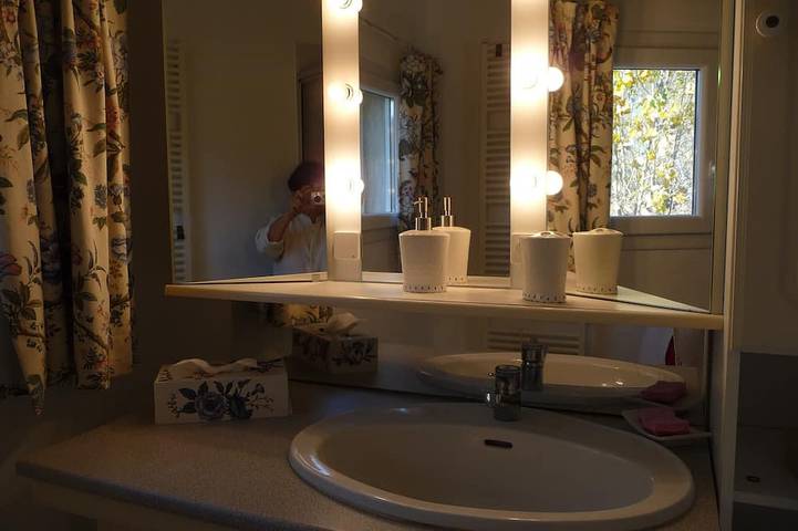 Gîte pour 2 personnes, avec piscine ainsi que terrasse et jardin à La Tour-d'Aigues - 4