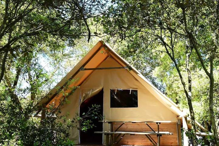 Gîte pour 4 personnes, avec piscine et terrasse