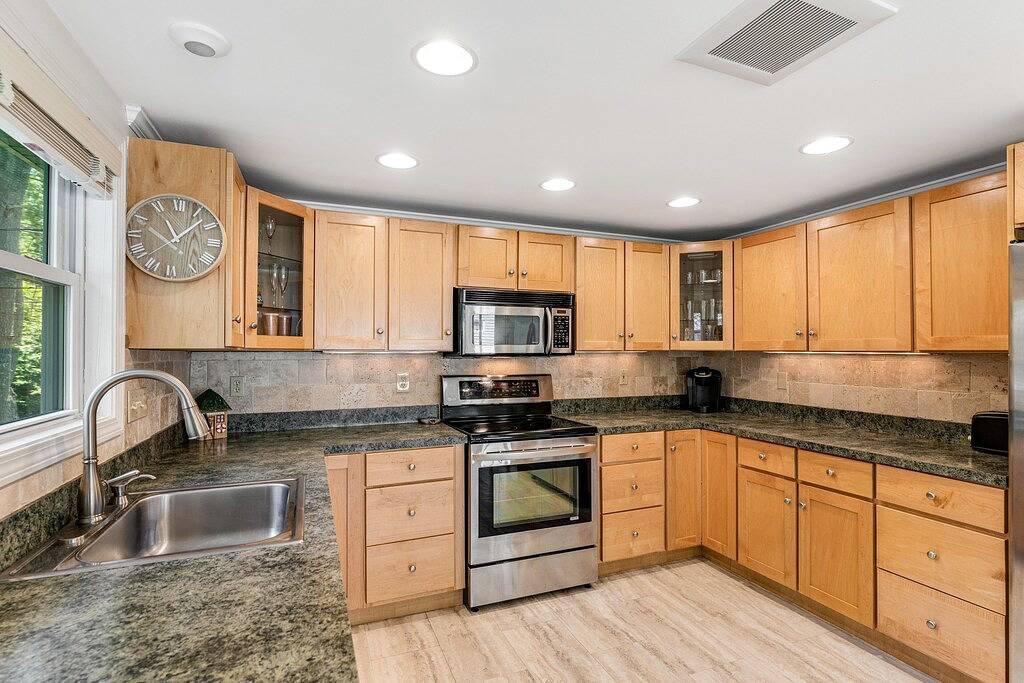 Dog-friendly lake escape with sunroom, high-speed Wifi, water views & central Ac in Rutland County