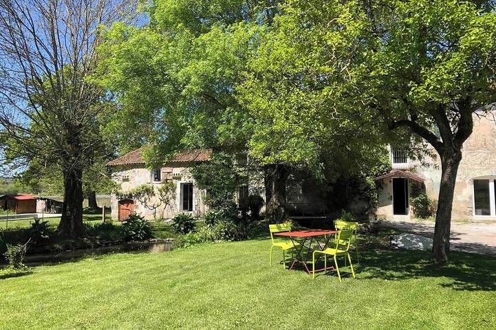 Location de vacances pour 15 personnes, avec Terrasse et Jardin à Bouteilles-Saint-Sébastien