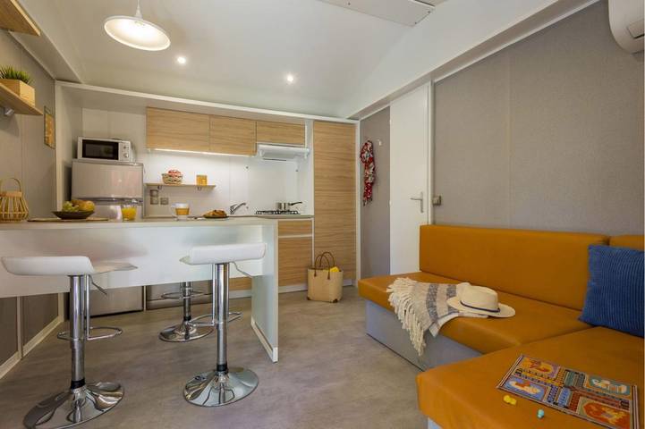 Camping pour 4 personnes, avec piscine ainsi que terrasse et jardin, adapté aux familles à Fréjus - 4