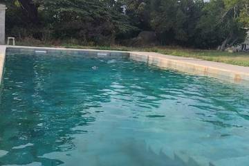 Agriturismo pour 4 personnes, avec jardin et jacuzzi à Générac