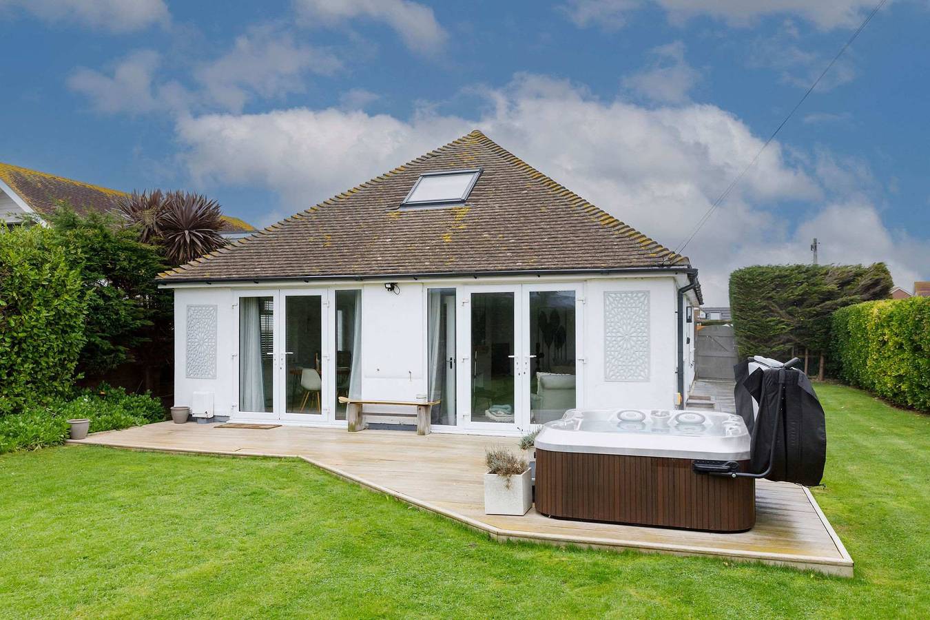 Beach house for 8 with hot tub & garden in West Sussex