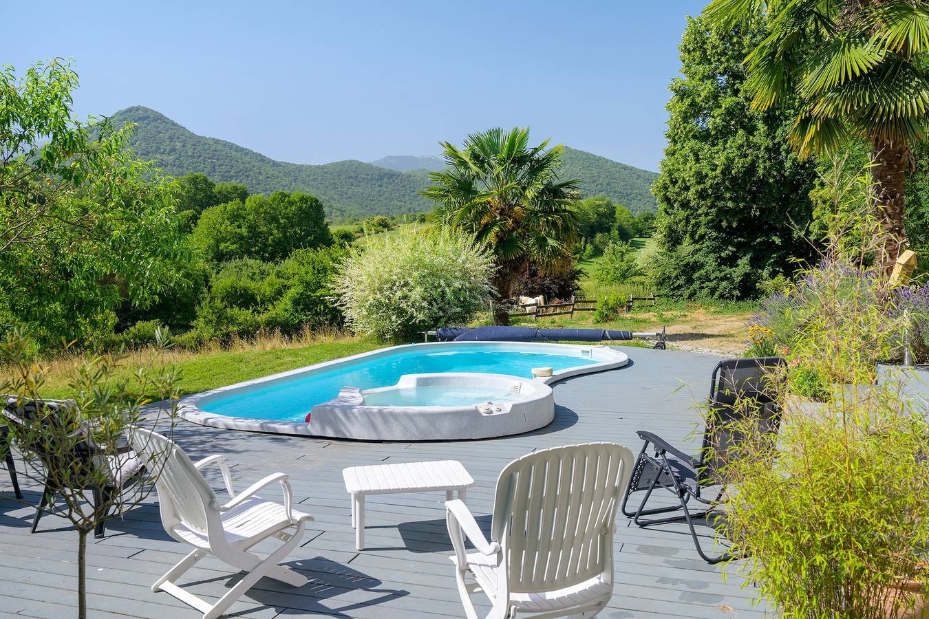 Gite L'aventura : Dans un site privilégié avec vue sur les montagnes in Régades, Haute-Garonne