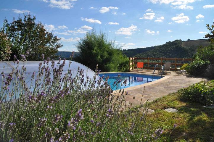 Gîte pour 4 personnes, avec Terrasse ainsi que Jardin et Piscine
