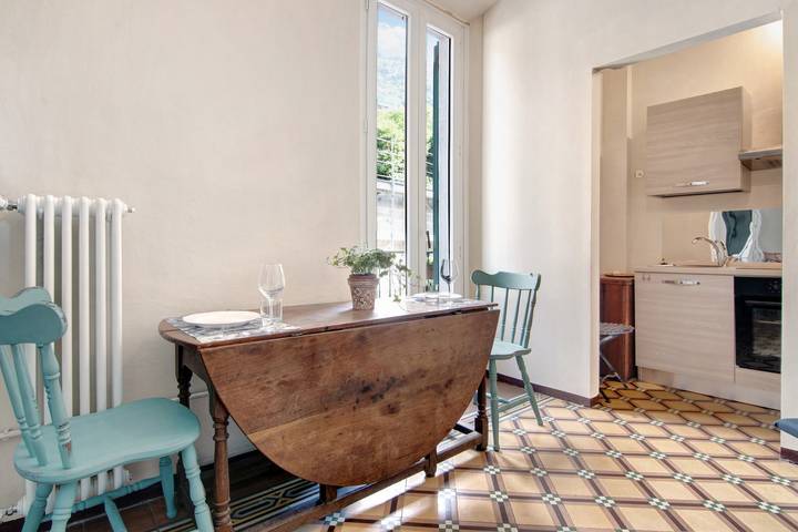 Entire apartment, Holiday Apartment "Viola - Residenza Cernobbio" with Mountain View, Balcony & Wi-Fi in Maslianico, Lake Como
