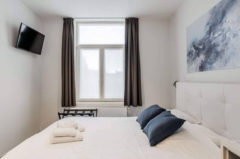 Geheel appartement, Elegant room with private bathroom near city center in Brugge, West-Vlaanderen
