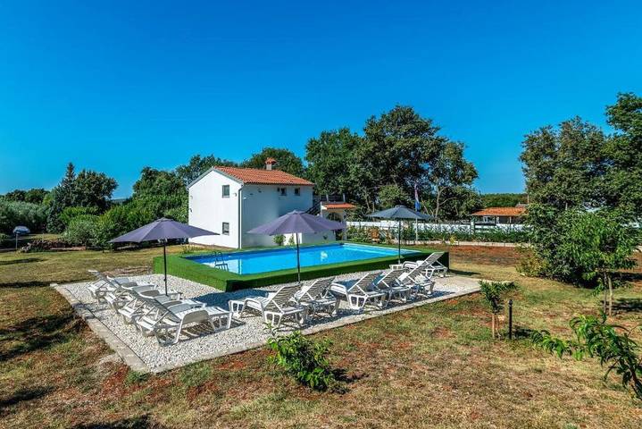 Ferienwohnung für 5 Personen, mit Terrasse und Pool in Medulin