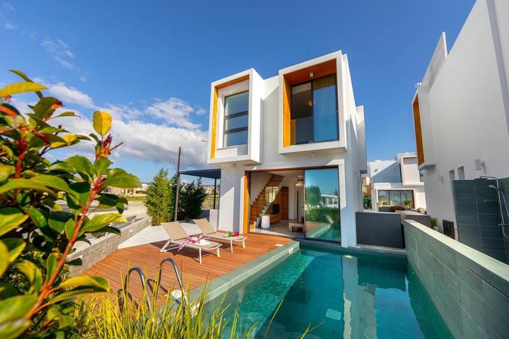 Villa for 4 people, with Balcony and Terrace as well as Garden and Pool in Paphos