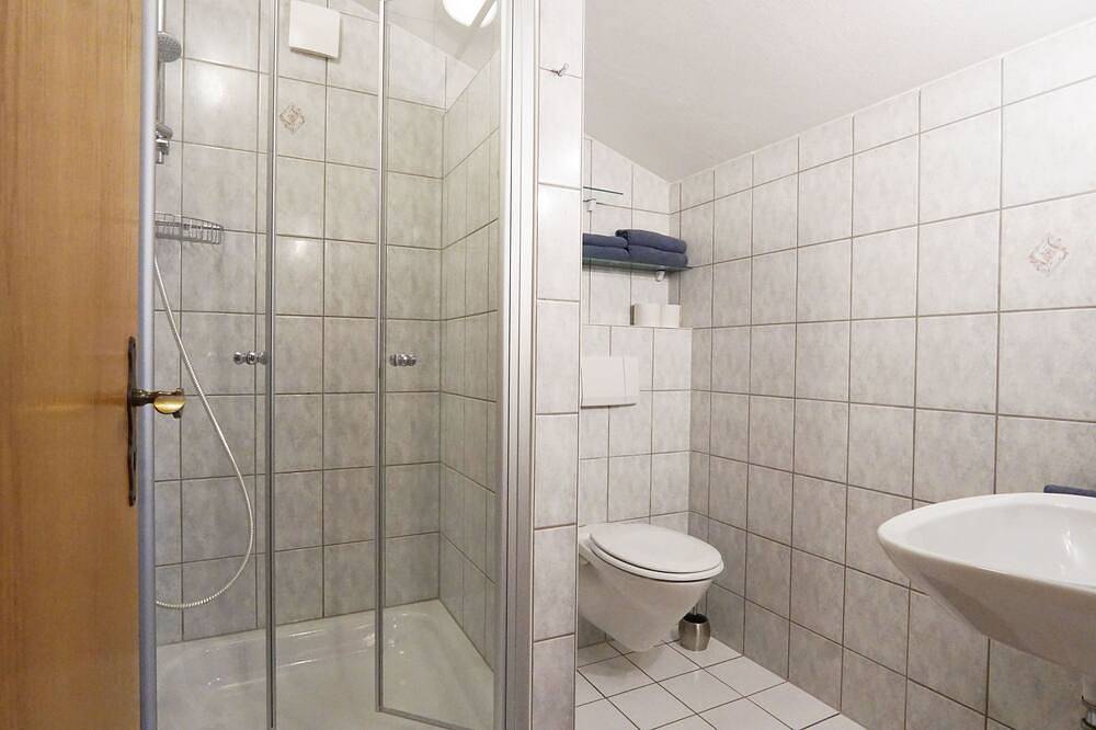 Ganze Wohnung, Ferienwohnung Iii Flieder mit eigenem Balkon, 1-2 Pers., 2.Og in Chieming, Chiemsee