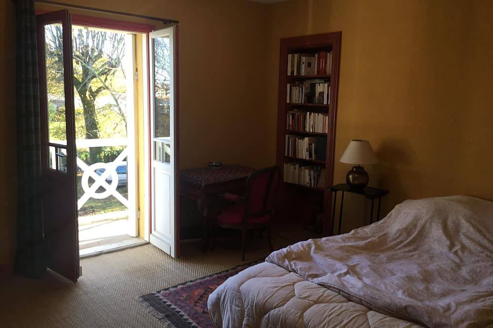 Apartamento entero, Maison Ancienne Mitoyenne, 17 km de Bordeaux, 25 km D'arcachon in Pessac, Región de Burdeos
