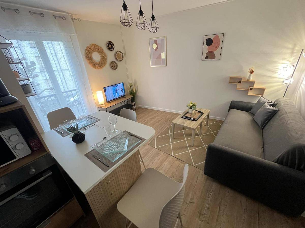 Appartement entier, Appartement moderne Wifi Fibre et Parking privé gratuit avec balcon et ascenseur in Niort, Région de Niort