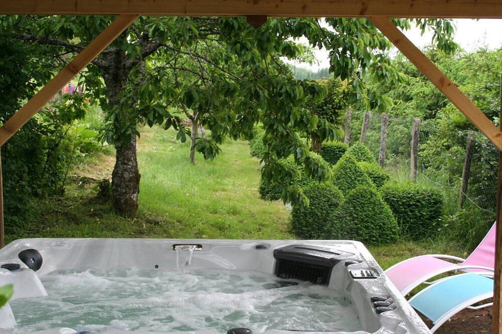 Spring Room with Park and Nature Activities in Le Clerjus, Épinal en omgeving