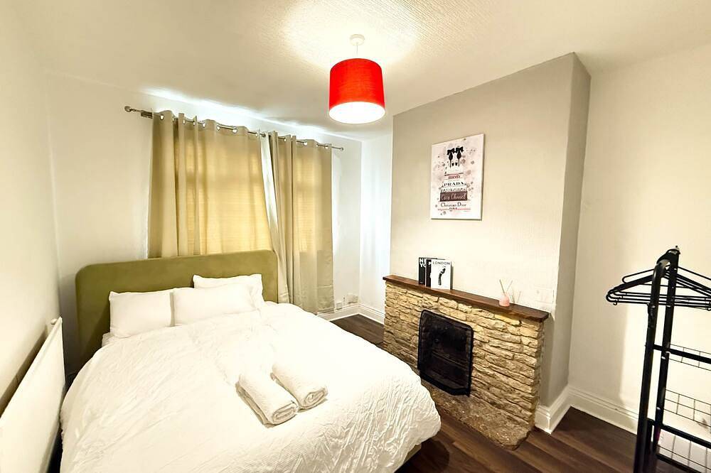 Spacious 3-Bed Home with Parking & Fast Wi-Fi in Kettering, Northamptonshire