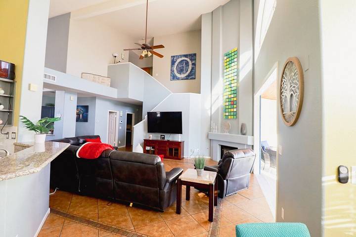 Vacation rental for 15 people, with hot tub and yard in Avondale