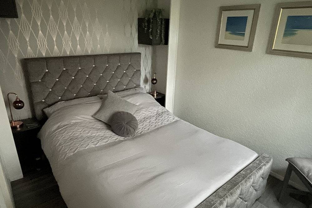 Private Tranquil One Bedroom Lodge With Parking and Outdoor Space. Pet Friendly! in Farnham, Surrey