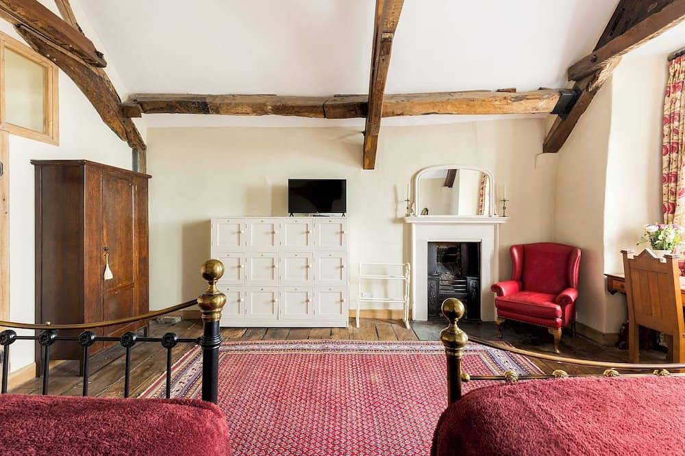 Unique Castle Stay, The East Gate Tower, Warwick - Pass the Keys in Warwick, Warwickshire