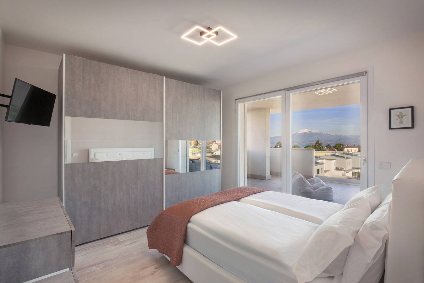 Ganze Wohnung, Perla Garda Lake Apartment With Pool in San Benedetto (Peschiera del Garda), Peschiera del Garda