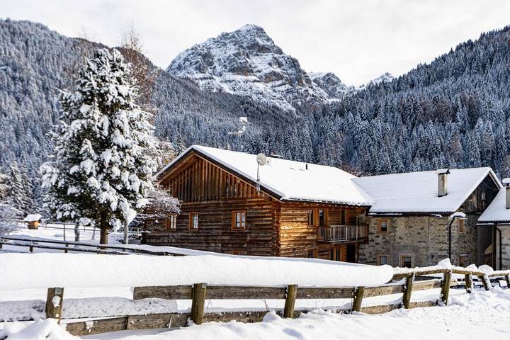 Baita per 10 persone, con panorama e giardino, con animali domestici in Alpi dell'Adamello e della Presanella