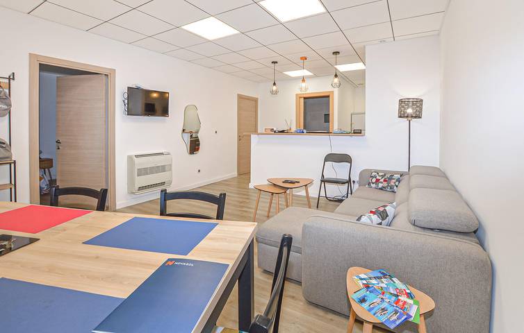 Appartement de vacances entier, Le bonheur au bord de la mer : Appartement moderne avec piscine et parking in Cervione, Arrondissement de Corte