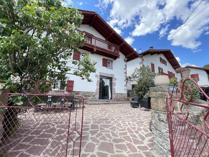 Gîte pour 8 personnes, avec jardin ainsi que jacuzzi et terrasse à Saint-Étienne-de-Baïgorry - 2