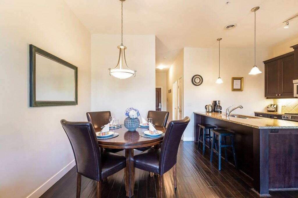 Ganze Wohnung, Barona Strand Lakefront Condo in West Kelowna, Crystal Mountain