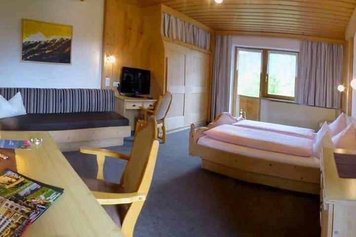 Dreibettzimmer \"Holzleiten\" mit Süd und Westbalkon - Pension Alpenhof - in Obsteig, Bezirk Imst
