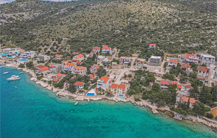Urlaub am Meer: Stilvolles Apartment mit Pool und Terrasse, 1 km vom Strand entfernt in Razanj, Šibenik-Knin