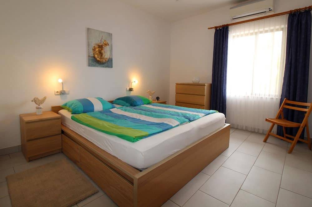 Great quiet vacation home for 4 people with private pool and large garden in El Paso (La Palma), La Palma South