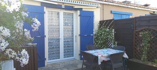 Gîte pour 2 personnes, avec terrasse dans Yves