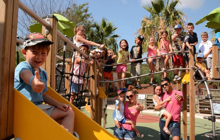 Camping pour 6 personnes, avec terrasse ainsi que sauna et piscine, animaux acceptés dans Massif de l'Esterel - 3