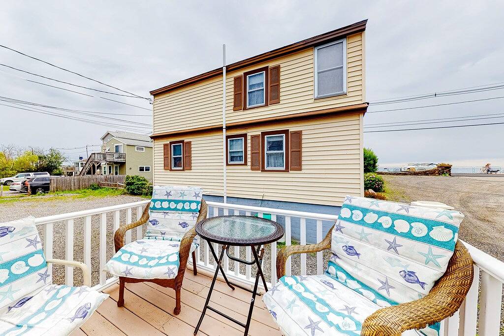 Cottage with deck & sunroom - steps to Long Sands Beach in Cape Neddick, York County