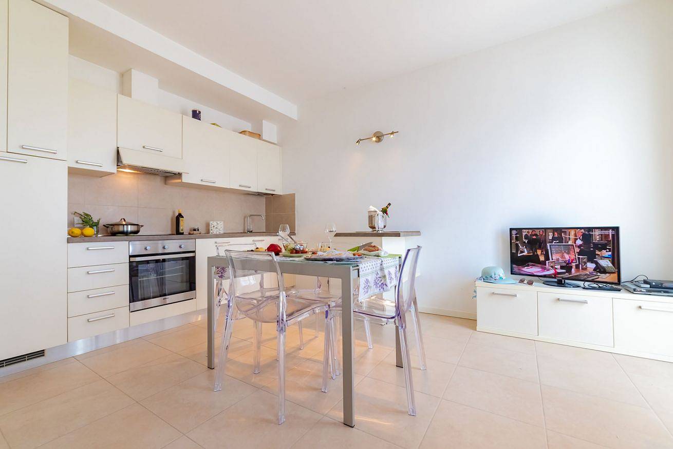 Entire apartment, Albatros - swimming pool with sea view and terrace in Magliolo, Ligurian Alps