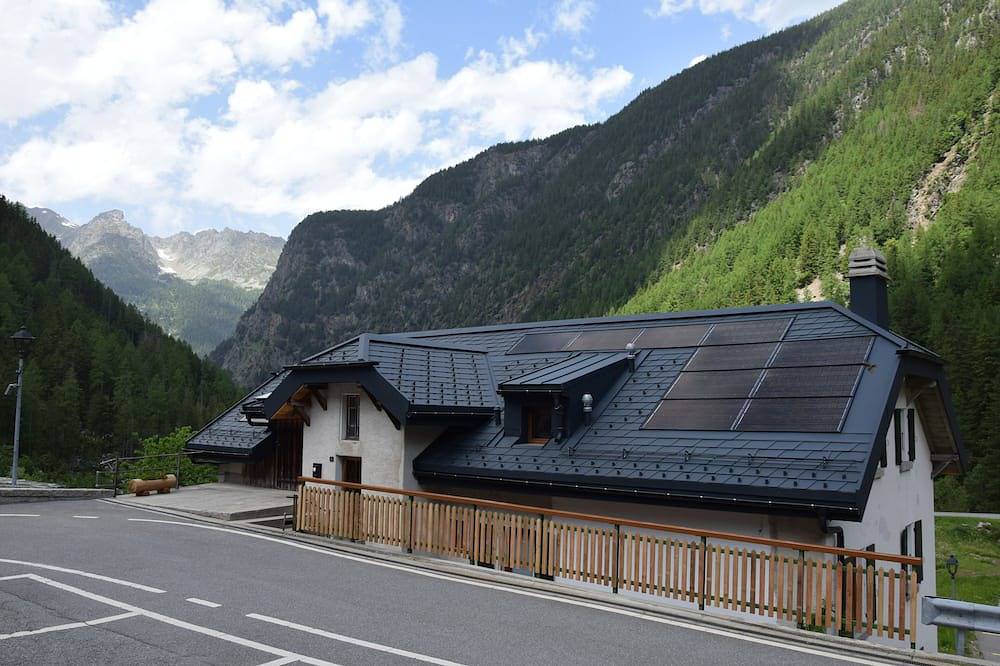 Ganze Wohnung, Newly renovated comfort in a rustic mountain farmhouse on the Tour du Mont Blanc in Trient (Schweiz), Mont-Blanc-Massiv
