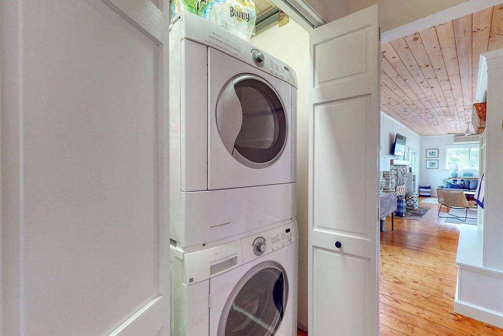 Bayfront Cottage on Mill Cove w/ Private Dock & Furnished Deck - Walk Downtown in Boothbay Harbor, Lincoln County (Maine)