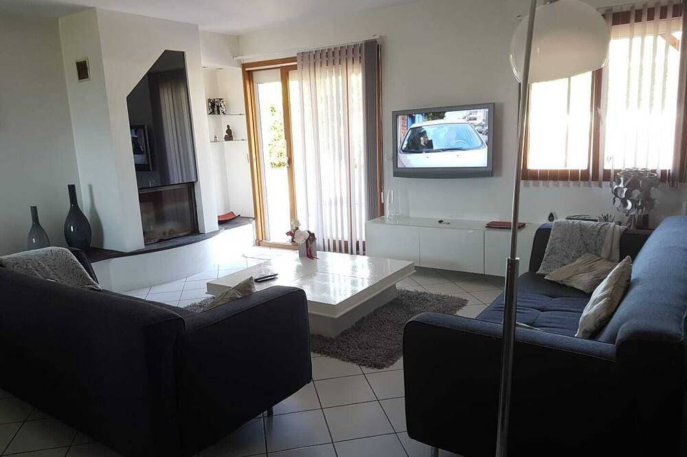 Villa avec piscine privatisée à Moirans, proche  montagnes et  lacs, 5 personnes in Moirans, Isère