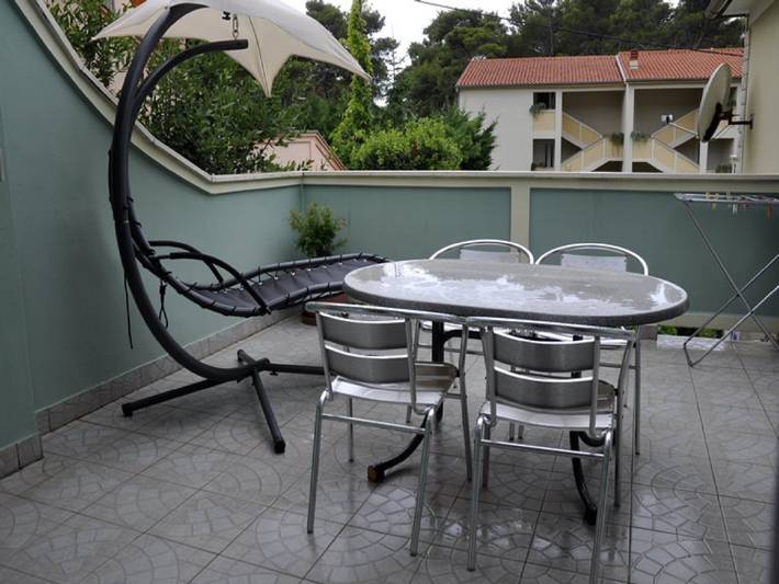 Ferienwohnung für 3 Personen, mit Balkon und Terrasse sowie Garten in Banjol