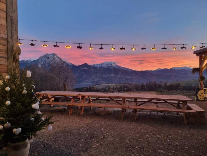 Gîte pour 15 personnes, avec terrasse et vue ainsi que jardin et sauna, animaux acceptés à Prunières - 4