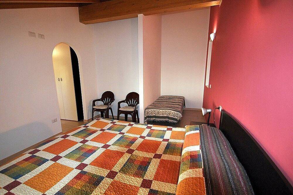 Casa Osmanto A: A cozy and welcoming apartment situated at a short distance from the shores of Lake Como, with Free Wi-Fi. in Vercana, Gemeinde Vercana