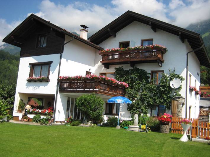 Ferienwohnung für 2 Personen, mit Garten und Balkon sowie Ausblick, kinderfreundlich in Innsbruck und Umgebung