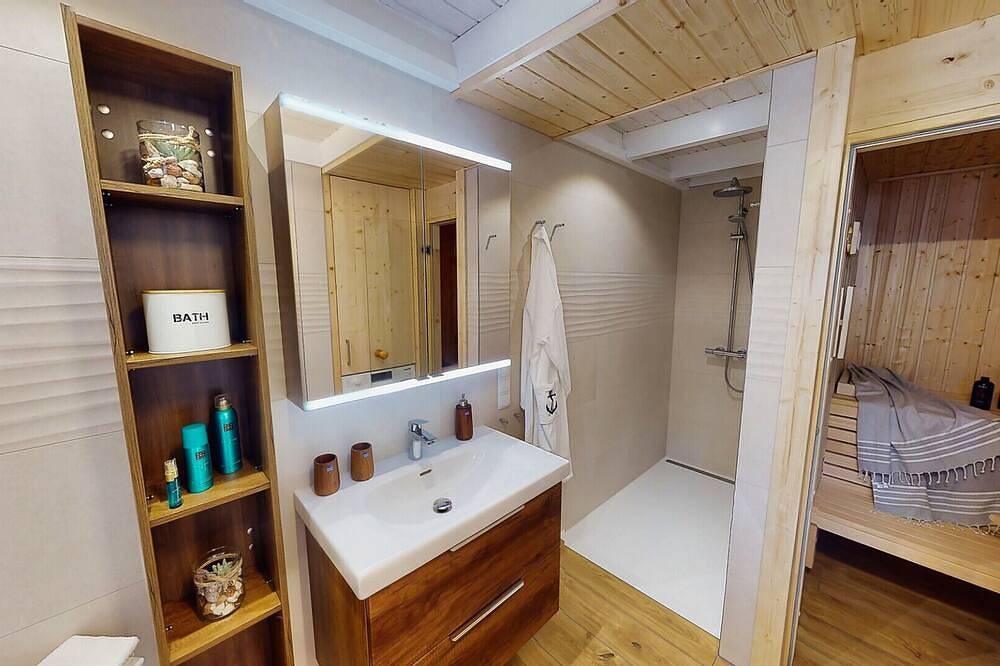 Kinderfreundliches Strandhaus Rügenperle 261 in Baabe. Einladende Terrasse mit Strandkorb, Holzgarnitur & Sonnenschirm. Wohltuende Entspannung in der Sauna. Gemütlicher Kamin für kältere Tage in Strand Baabe, Baabe